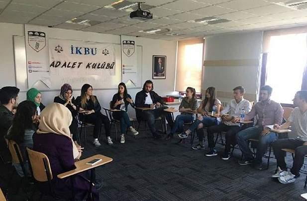 Adalet İstanbul Kemerburgaz Üniversitesi Meslek Yüksekokulu Adalet Programı (1. Sınıf 2. Öğretim) öğrencileri ile Program Başkanı Öğr.