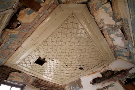 Duvardan tavana alçıdan yapılmış bağdadi bir kuşakla geçilmektedir. Tavan, süslemesiz iki ahşap kuşak çevrelenmiştir.