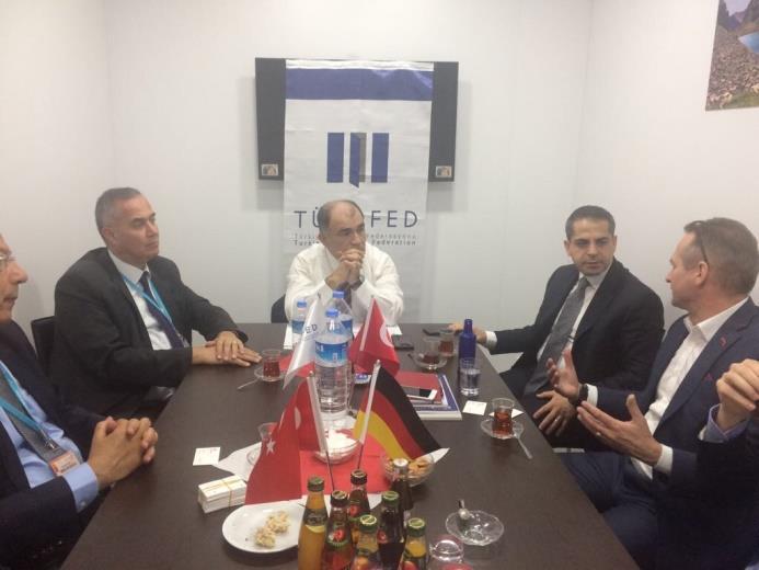 Başkan Osman Ayık, Başkan yardımcısı Sururi Çorabatır, Yönetim kurulu üyeleri Erkan Yağcı ve Burhan Sili nin katılımıyla Ziraat Bankası yetkilileri ile bir araya gelinmiştir.