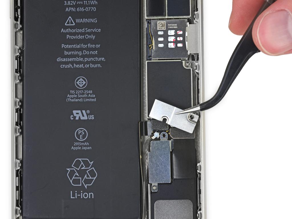 Adım 10 IPhone metal pil bağlacı dirseğini çıkarın.