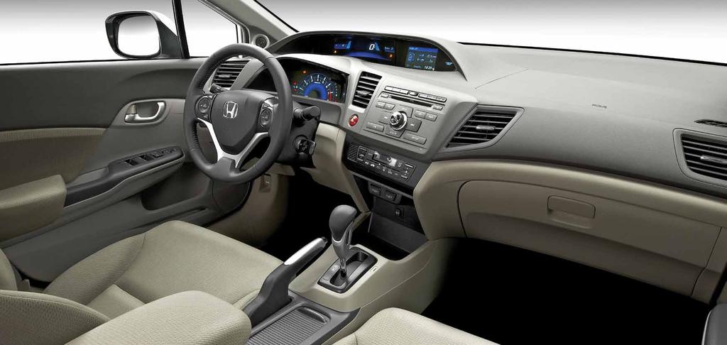 6-7 İç Tasarım Daha çok siz Daha çok Civic Kokpitin ergonomisinden, kullanılan materyallerin seçimine kadar Yeni Civic Sedan ın iç tasarımı, hem sürücüsünün hem de yolcuların konforu için özel olarak