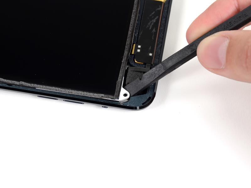 LCD çerçevesi ve metal destek plaka arasında bir spudger düz ucunu takın.