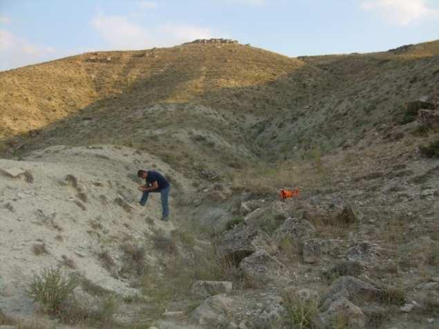 Şekil 2.13 Mülkköy ÖSK lokasyonu karbonatlı çamurtaşı birimlerinin genel arazi görünümü 2.2.2.4 Kırıntılı "Jips Arenit" fasiyesi Pliyosen istifinde izlenen en yaygın fasiyeslerdendir.