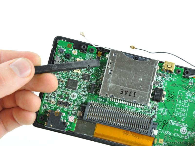 Nintendo DS Lite Dokunmatik Değişimi Adım 13 dikkatle dokunmatik şerit kablo tutucu kapağını çevirmek