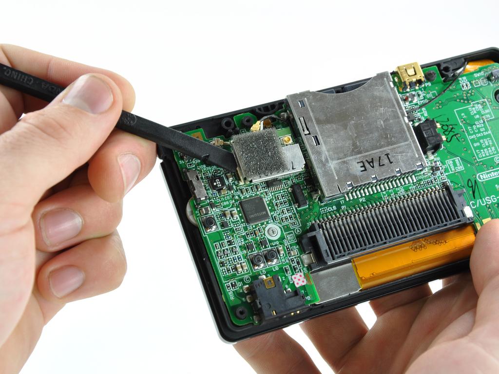 Nintendo DS Lite Dokunmatik Değişimi Adım 9 yukarı doğru anakart üzerindeki yuvasından Wi-Fi