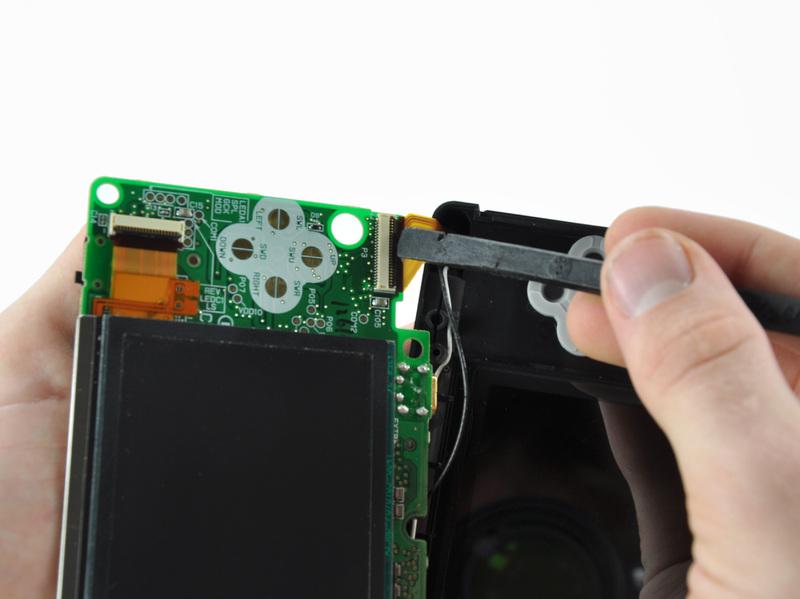 Adım 16 dikkatle üst LCD şerit kablo tutucu kapağını çevirmek için tırnağınızı veya spudger düz kenarını kullanın.