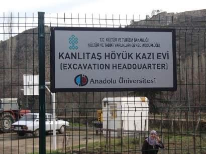 Ayrıca 2014 kış döneminde Kültür ve Turizm Bakanlığı ve Anadolu Üniversitesi logolu metal tabelalar