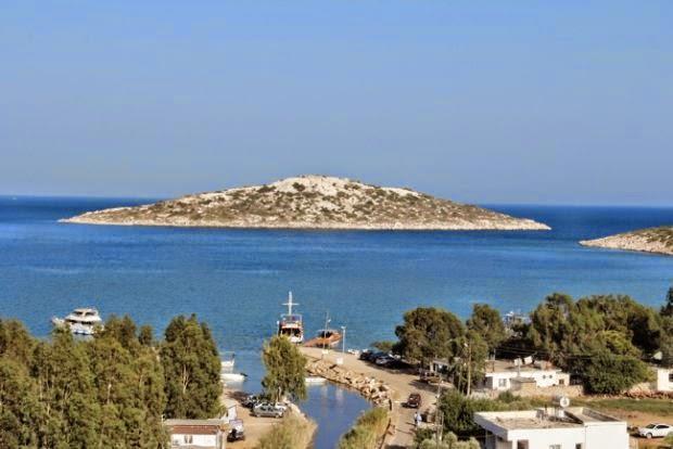 Taşucu nun 2 km batısındaki bir tepenin güney yamacında yerli halkın Manastır diye isimlendirdiği antik Mylai örenyerinde geç Roma ve erken Bizans dönemlerine ait yapı kalıntıları bulunmaktadır.