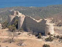 TOKMAR KALESİ (CASTELLUM NOVUM) Taşucu - Antalya karayolunun 22. Kilometresinde kuzeye ayrılan 5 km lik asfalt bir yolla ulaşılan Tokmar Kalesi, denize hakim bir tepe üzerine inşa edilmiştir.