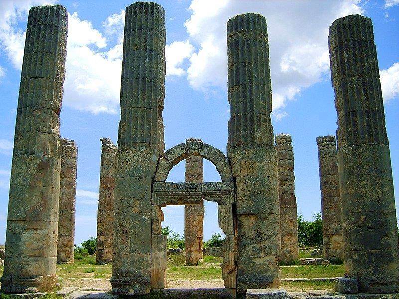 Dört tanesi hemen yol kenarında bulunan anıtmezarlar İ.S. II. yy Roma dönemi kalıntılarıdır.