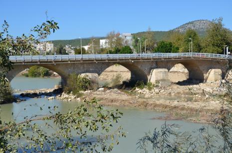 TAŞKÖPRÜ Şehir merkezinin ortasından geçen Göksu (Kalykadnus) Nehri nin üzerindedir. İ.S. 77-78 yıllarında Kilikya Valisi L.