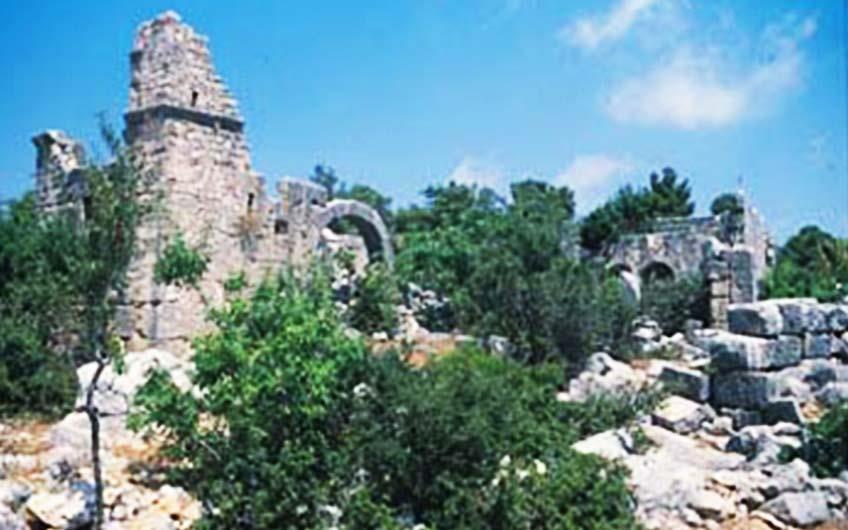 IŞIKKALE Aynı yol üzerinde, Karakabaklı dan 1 km sonra, erken Bizans dönemine ait iyi durumda bir bazilika, lahit, sarnıç ve gelişigüzel planlı tek katlı evlere ait kalıntılar vardır.