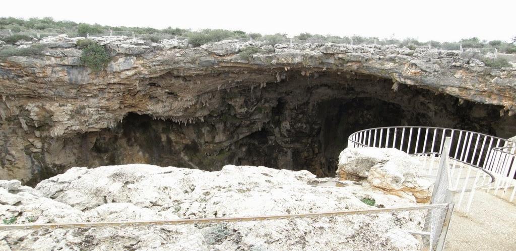 CEHENNEM OBROĞU Cennet çöküğünün 75 m kuzeyindeki Cehennem çukuru da Cennet çöküğü gibi oluşmuştur. Ağız çember çapları 50 m ve 75 m, derinliği 128 metredir.