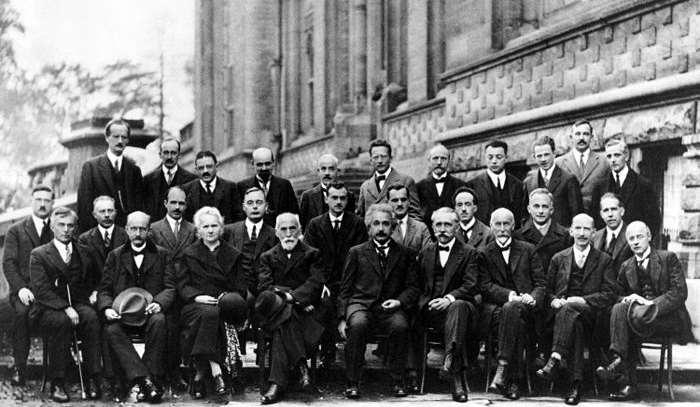 Solvay Konferansı, 1927 Inst. Int. de Physique Solvay A. Piccard, E. Henriot, B. E. Schrödinger, W. Pauli, C. W. Heisenberg, D. L.