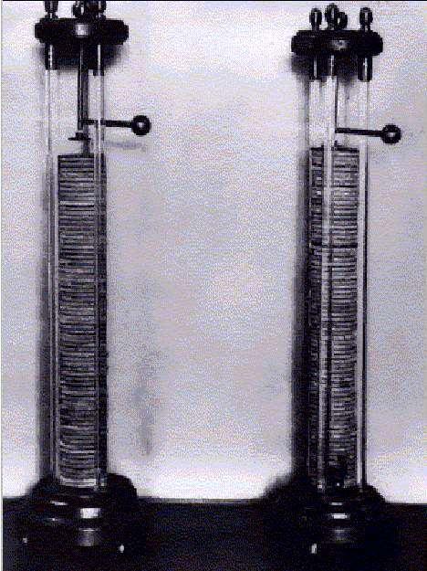 VOLTA DAN ÖNCE 1600-1800 1794 çinko/gümüş arasına tuzlu sıvı ile elektrik akımı 1800 - Alessandro Volta Çinko Tuzlu suyla