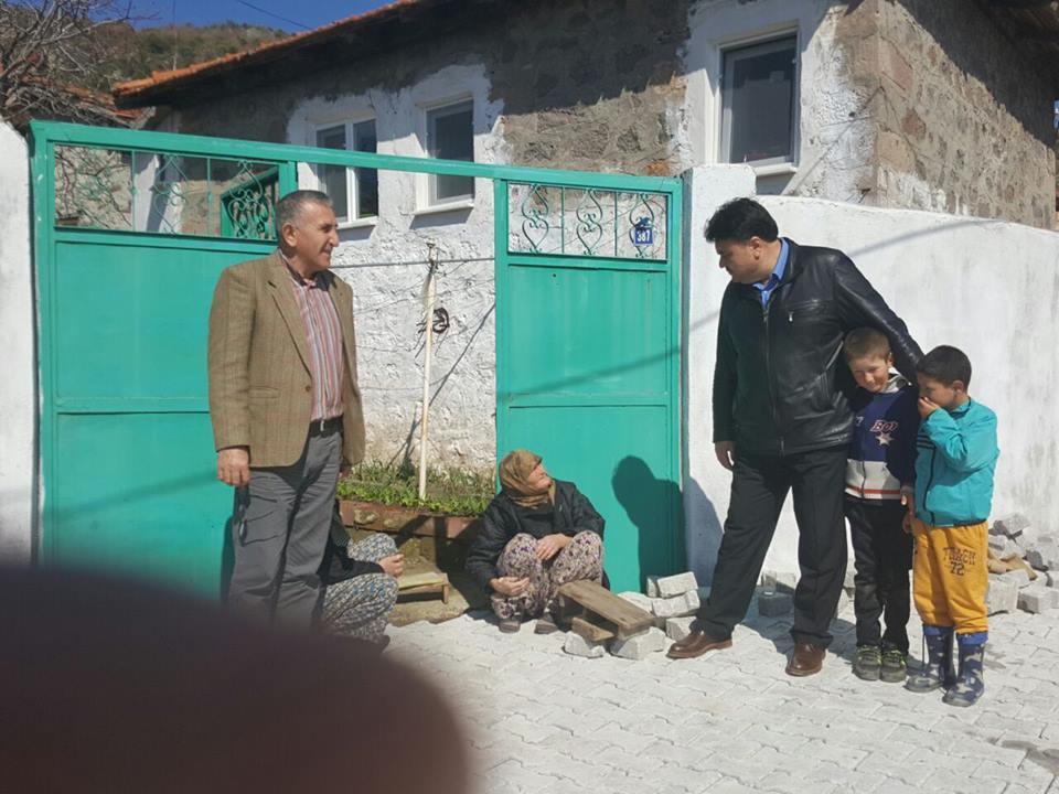 yetkililerden bilgiler aldı. BaĢkanımız Sayın Emin Ersoy mahalle sakinleri ile sohbet ederek sorunları dinledi.