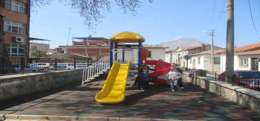 kauçuk kaplama ile çocuk oyun parkı kurularak