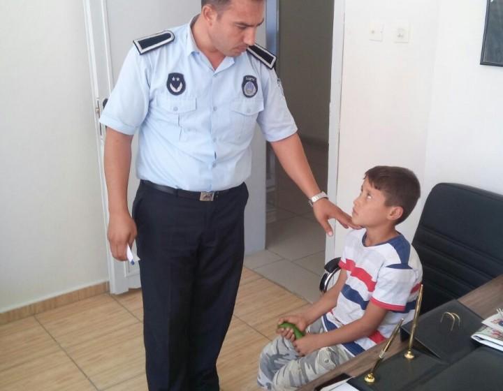 Belediyesi Zabıta Müdürlüğü ekiplerince baskın düzenlendi. Kavşaklarda ve caddelerde dilenen çocuklar yapılan baskınla toplanarak Kırıkhan Belediyesi Zabıta Müdürlüğüne getirildi.