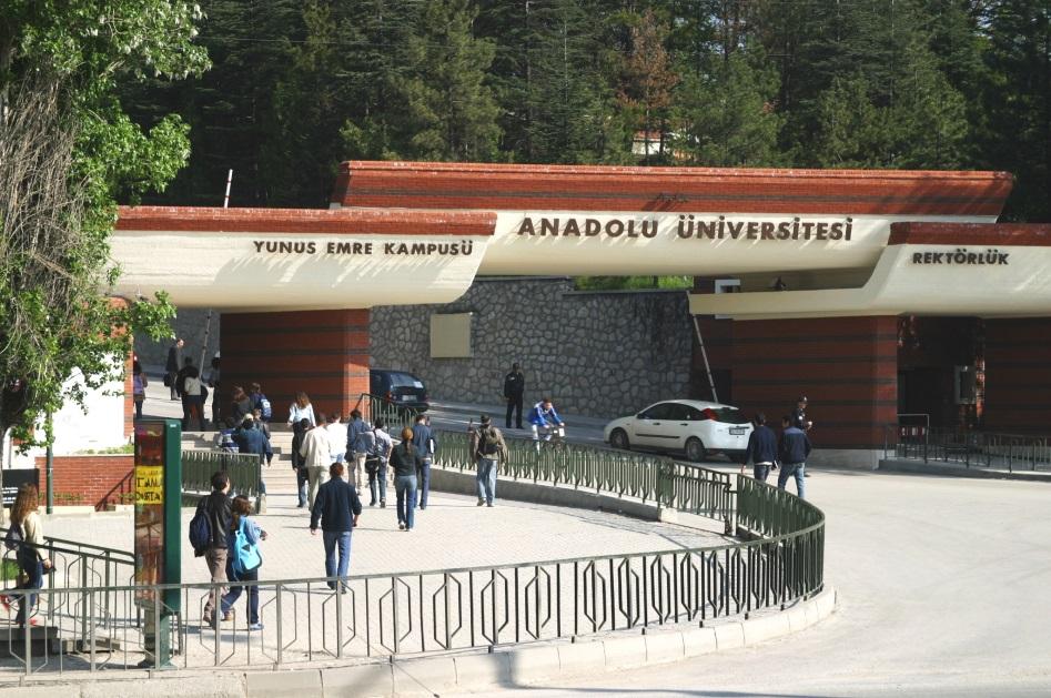 C İDAREYE İLİŞKİN BİLGİLER RESİM 1: YUNUSEMRE KAMPÜSÜ CUMHURİYET KAPISI 1 FİZİKSEL YAPI Anadolu Üniversitesi; Eskişehir de, Yunus Emre Kampüsü, İki Eylül Kampüsü, Porsuk Meslek Yüksekokulu Kampüsü,