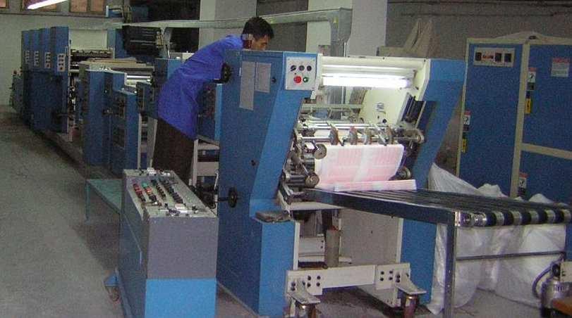 11 3. SÜREKLĐ FORM BASKI MAKĐNASI Sürekliform baskı makinası matbaacılık sektörünün en önemli ve seri baskı makinalarındandır.