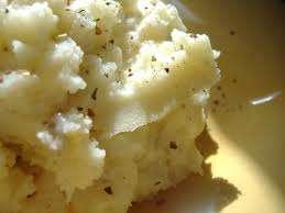 Patates püresi -6-7 patates -1 kaşık yağ -1 bardak süt -tuz Patatesler yıkanıp haşlanır. Sıcakken soyulup püre makinesinden geçirilir veya rendelenir.