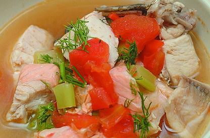 Balık çorbası -10 bardak haşlama balık suyu (haşlanmış balık eti ile mayonezli balık yapılır) -2 soğan, 1 havuç -5-6 dal kereviz veya maydanoz -1 çay kaşığı tane karabiber -2 diş sarımsak, 2 kaşık