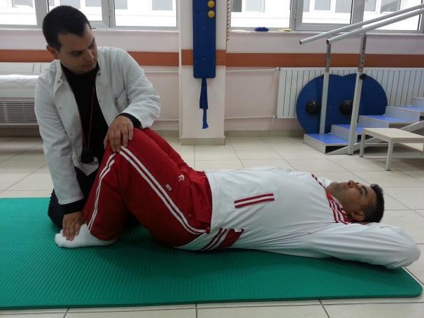 Sit-ups Testi Dizler fleksiyon pozisyonunda, ayaklar