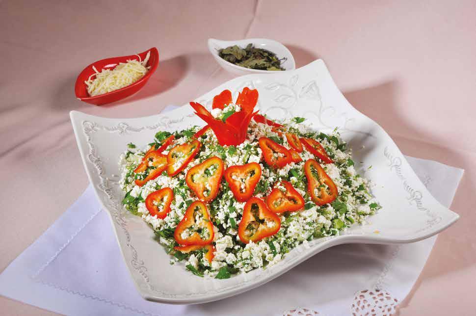 Çingene Pilavı 500 gr çökelek ve lor peyniri ½ bağ taze soğan ½ bağ dereotu ½ bağ maydanoz 4 adet domates 2 adet sivri yeşil biber ½ çay kaşığı tuz 1 çay kaşığı karabiber 1 çay kaşığı pul biber 1 çay