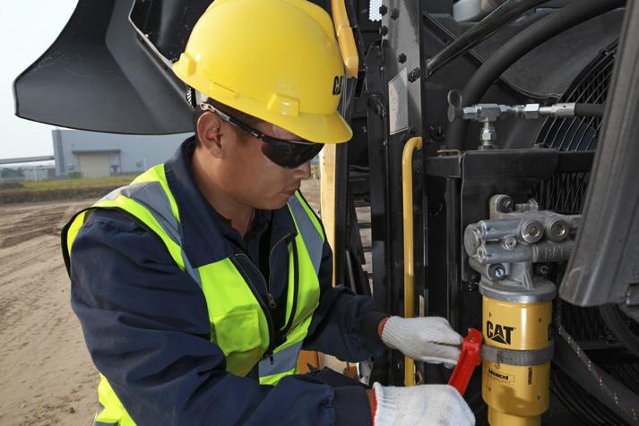 Sınıfının en iyisi motora servis erişimi, yağ seviyeleri ve soğutucu sıvı yan göstergesi sayesinde daha düşük servis süreleri elde edilir.