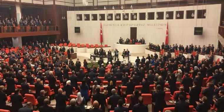 Cumhurbaşkanı Yardımcısının seçimle geldiği ülkelerde ise yardımcı kalan süreyi tamamlamaktadır.