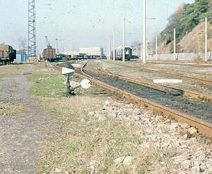 Levhanın, iki taraftan bir çizgi halinde görülmesi, sapma yapılmadan doğru yola girileceğini veya doğru yoldan çıkılacağını