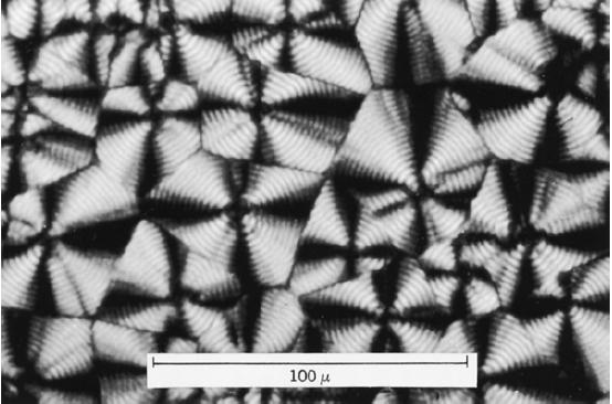 elde edilen katının yoğunluğu, amorf polimerin yoğunluğu ile kristalin birim hücre boyutlarından hesaplanan yoğunluğu arasında bir değer alır.