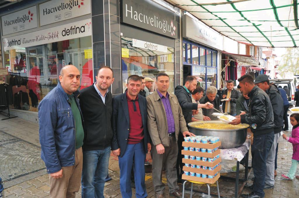 Kutlu Doðum Haftasý etkinlikleri kapsamýnda Simavlý esnaflar ve hayýrsever vatandaþlar da geleneksel Kutlu Doðum Hayýr Yemeklerini vatandaþlarla paylaþmaya baþladý.