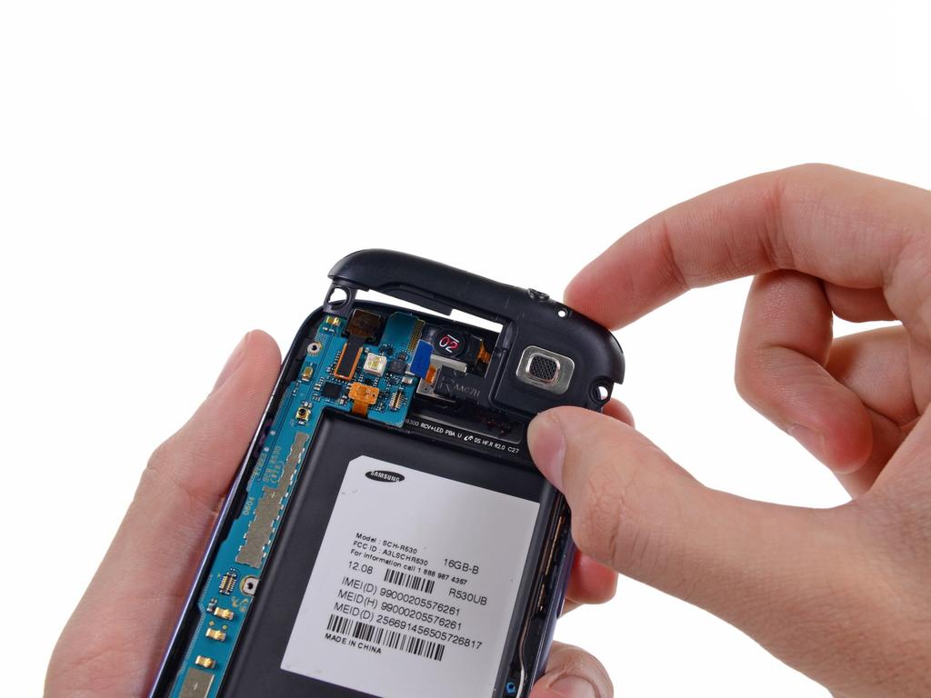 Adım 16 Galaxy S III dışında kulaklık jakı / hoparlör aksamını kaldırın.