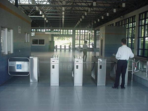 satıģ giģeleriyle donatılır. Turnikeler, istasyonun serbest bölgeleri ile biletli bölgelerini birbirinden ayırır.