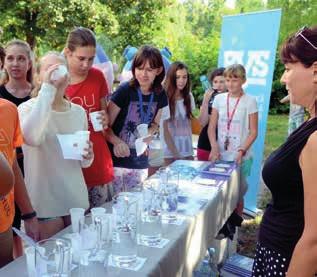 Žiaci spolu s učiteľmi pripravili v areáli školy stanoviská, kde sa prezentovalo zdravé jedlo a možnosti zdravého stravovania, dôležitosť recyklácie odpadu pre človeka aj prírodu a mnoho iného.