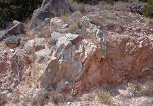 Kuzey Kıbrıs ın Temel Jeolojik Özellikleri Çınarlı Volkaniti (Alkali volkanikler) (Üst Maastrihtiyen-Alt Paleosen) Yer yer yastık yapılı, koyu yeşil renkli bazaltik lavlardan oluşmuştur.