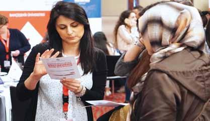 Türk Üniversiteleri Tanıtım Fuarı na yoğun bir ilgi gösteren gençler ve yakınları, fuara katılan 23 farklı üniversiteden biri olan Anadolu Üniversitesi Açıköğretim Sisteminin imkânlarını ve Türk