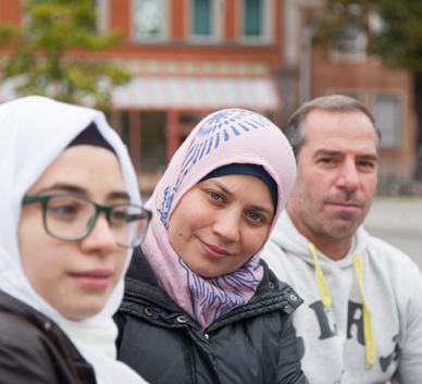 Bu broşür kimlere yöneliktir? Bu broşür, travma yaşamış kadınlar, erkekler, çocuklar ve onların yakınlarına yöneliktir. Onları temsilen Bay B. ve Bayan B. kızlarıyla bu broşürde yer alacaklar.