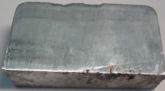 1 deki gözenekli yapı giderilmiş fakat sıvı metalin dökümü sırasında hava ile teması sonucu oksitli bir döküm parça elde edilmiştir (Resim 5.2). Resim 5.