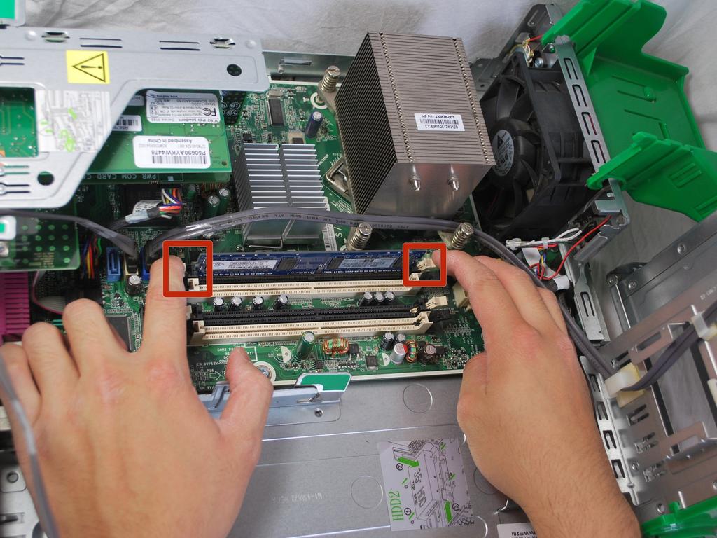 HP rp5700 RAM Değiştirme Adım 15 İşaret parmaklarınızı kullanarak, RAM