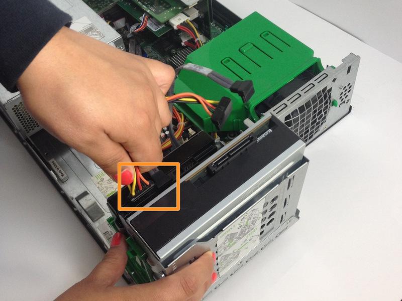 Hard Drive bağlı iki kablolarını çıkarmak için aynı işlemi tekrarlayın.