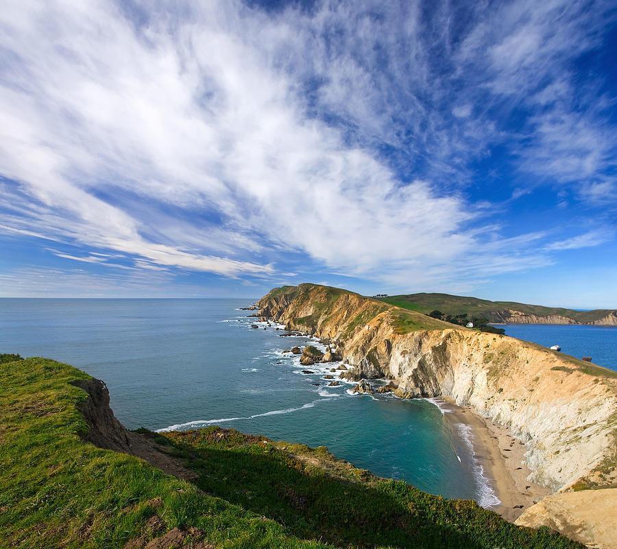 Şekil 2.2. Dalga erozyonu sonucu aşınan kayaçlar, Historic Point Reyes bölgesi [51] 2.1.3.