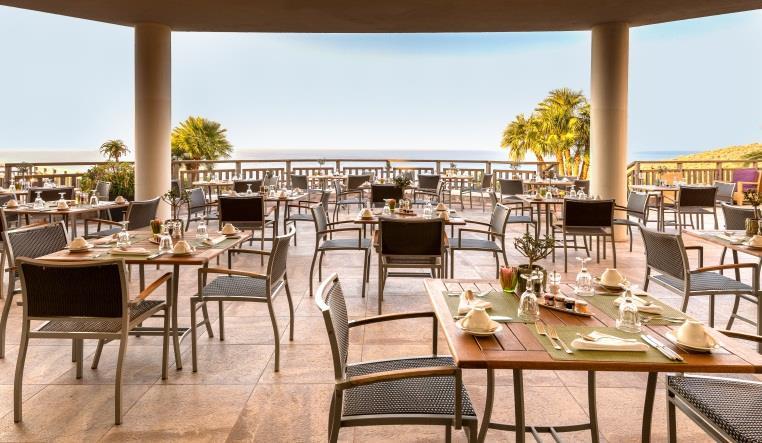 Restoranlar ve Barlar Ege nin tuzlu öpücüğünü, Akdeniz in güneşli kucağını ve Asya nın egzotik tutkusunu yakalayan lezzet ekibimiz, Kempinski Hotel Barbaros Bay de