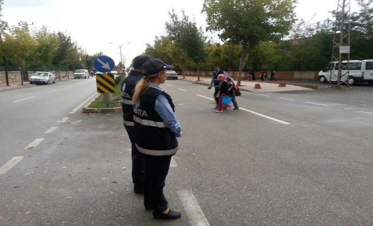 Okul Önü Trafik Önlemleri; İlçemiz sınırlarında bulunan İlköğretim Okullarında öğrencilerimizin karşıdan karşıya geçerken gerekli güvenlik