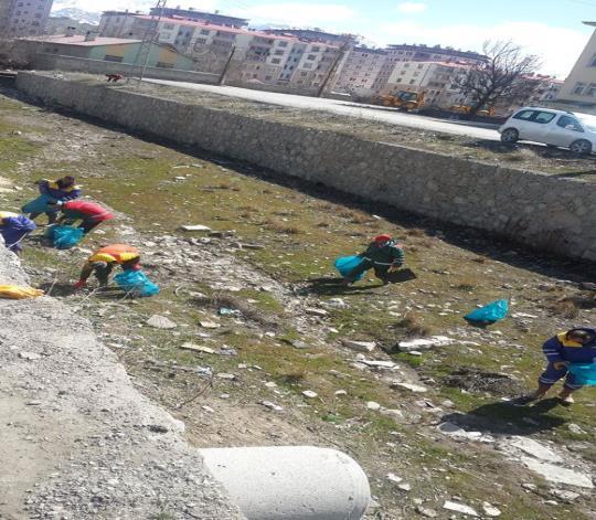 kirliliği oluşan dere yataklarında Tuşba Belediyesi Temizlik İşleri Müdürlüğüne bağlı ekiplerimiz