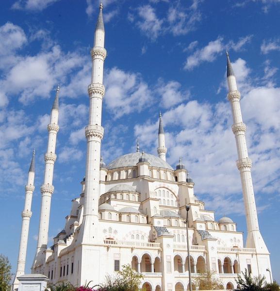 Sabancı Camisinin (Adana) İlginç Özellikleri 6 minare: İmanın altı şartı Ana mekândaki 5 normal kubbe: İslam ın 5 şartı