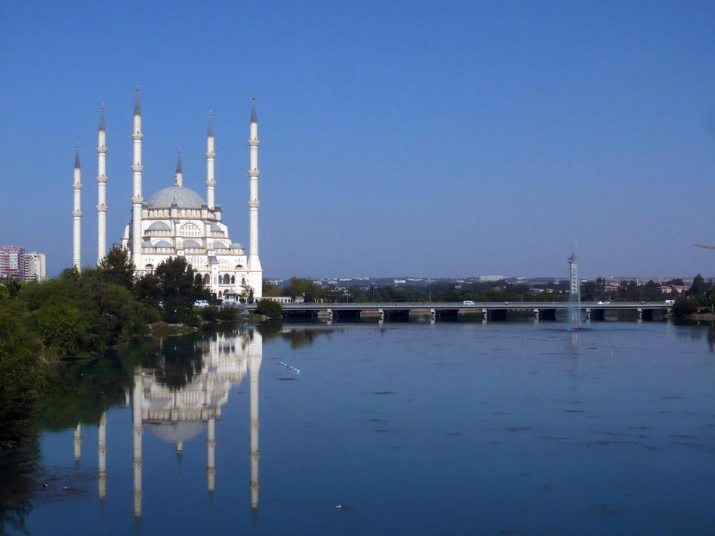 Şadırvanın bulunduğu avludaki 28 kubbe: Kur an da adı geçen 28 peygamber 99 metre uzunluğundaki minare: Esmaü