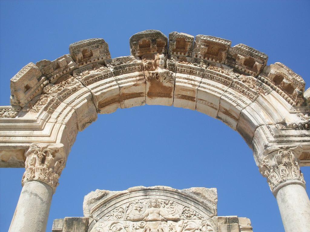 89 Şekil 43: Bargylia Hadrian Tapınağının Yeniden