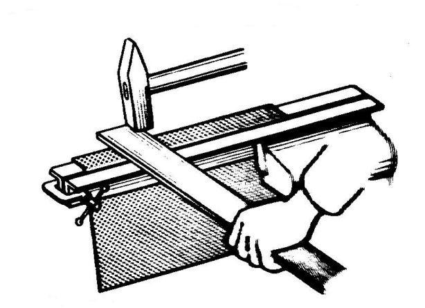 Sonunda bir düzeltme takozu ile yüzey düz hâle getirilir (ġekil 2.4). ġekil 1.10: Yüzeyin düzeltilmesi Parçalara istenilen Ģekilleri vermek için biçimlendirme parçası kullanılır.